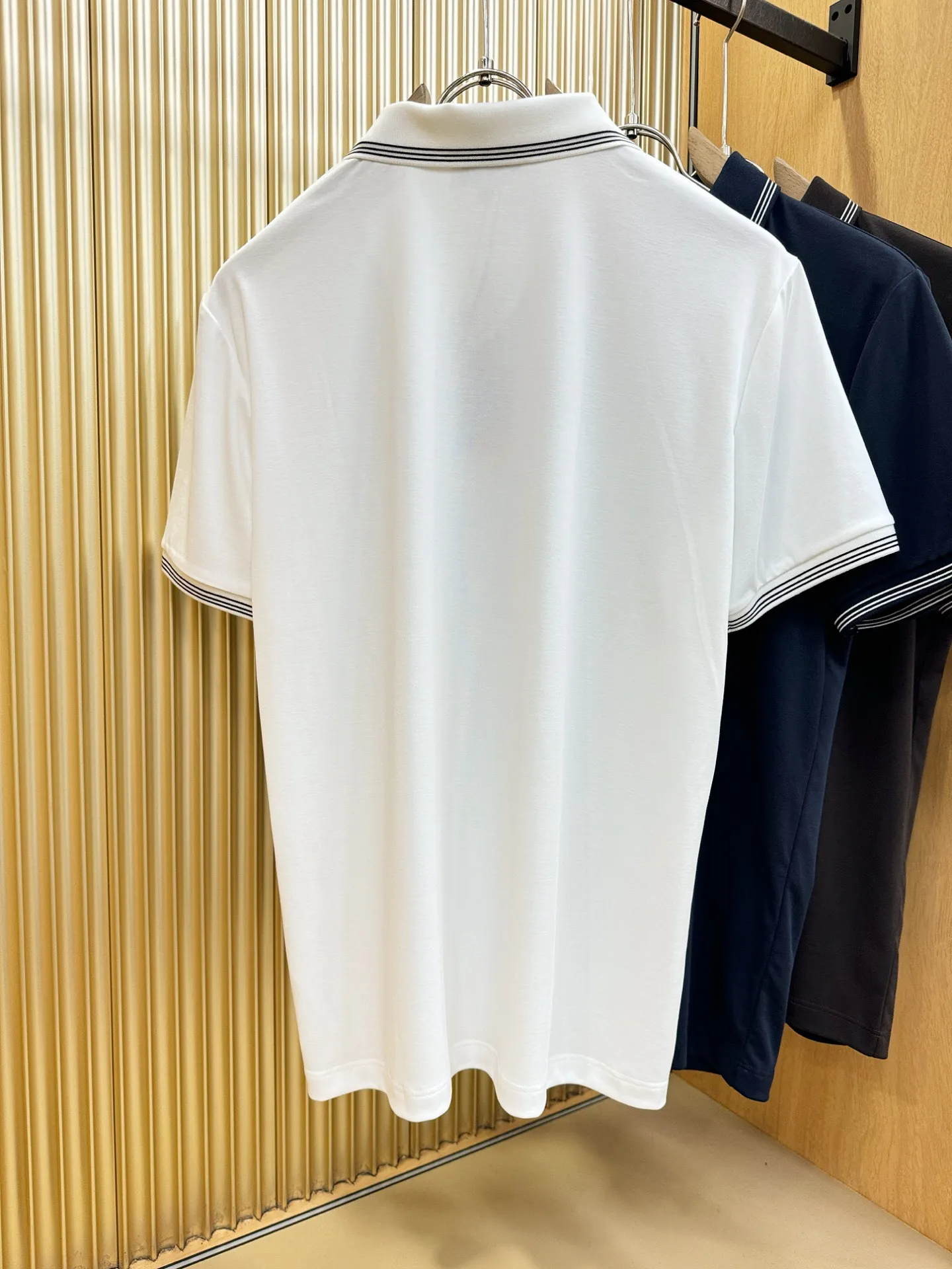 , BC Bruti's 2026 spring and summer New Arrival first counter, the latest New Arrival lapel short sleeves, mercerized cotton fabric, Premium customization, avant-garde and fashionable design! The brand logo is designed with heavy craftsmanship. It feels soft. It is comfortable to wear. It has exquisite counter-level stitching. It has fine workmanship. The upper body effect is incomparably handsome! A must-have item for a stylish man! Sizes:M-4XL